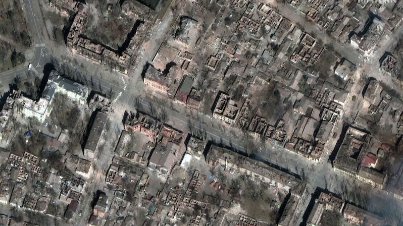 Zelenskyj ukázal srovnání satelitních snímků po ruském „osvobození“ Mariupolu